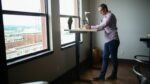 Bureau debout – une surface en bois qui stabilise l’attention Bureau debout – une surface en bois qui stabilise l’attention