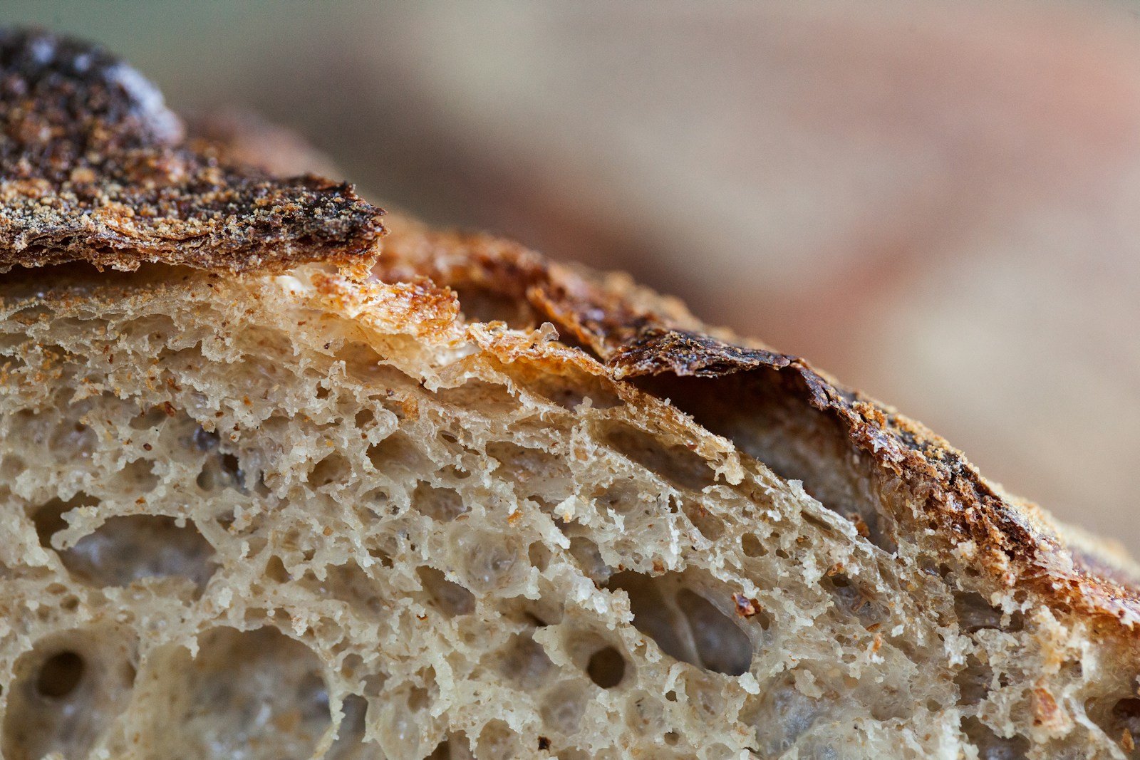 Baguette coupée en deux montrant la croûte dorée et la mie alvéolée