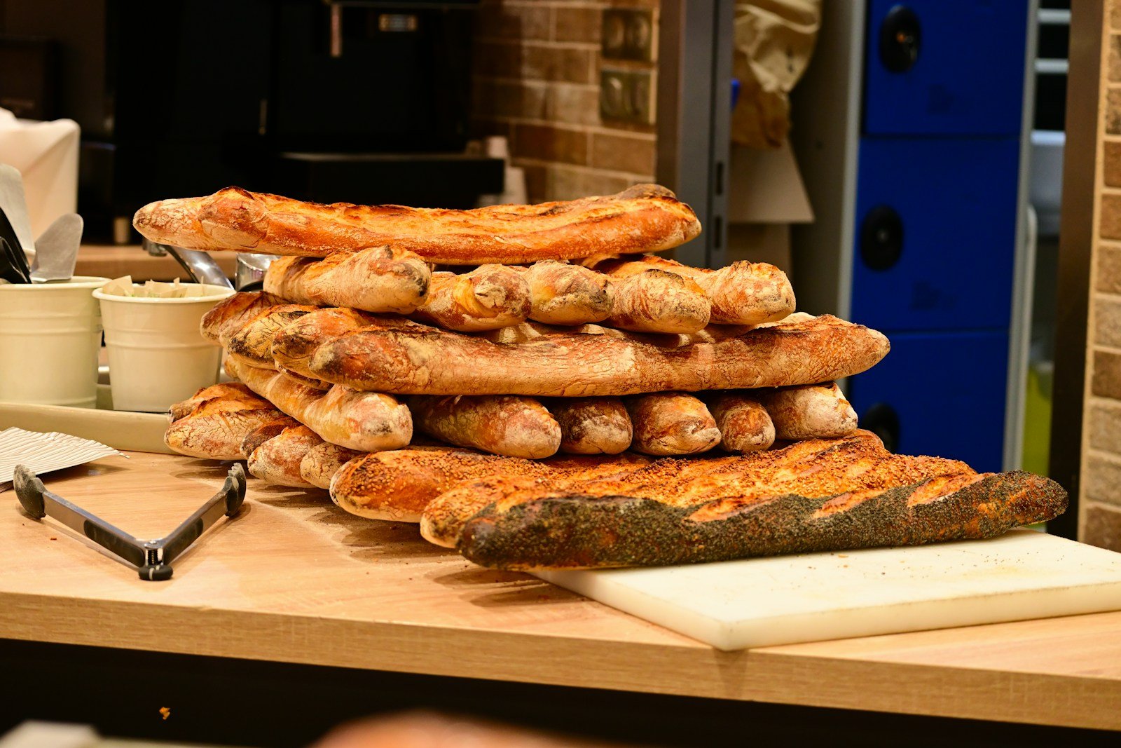 Baguettes de tradition alignées sur le comptoir d'une boulangerie