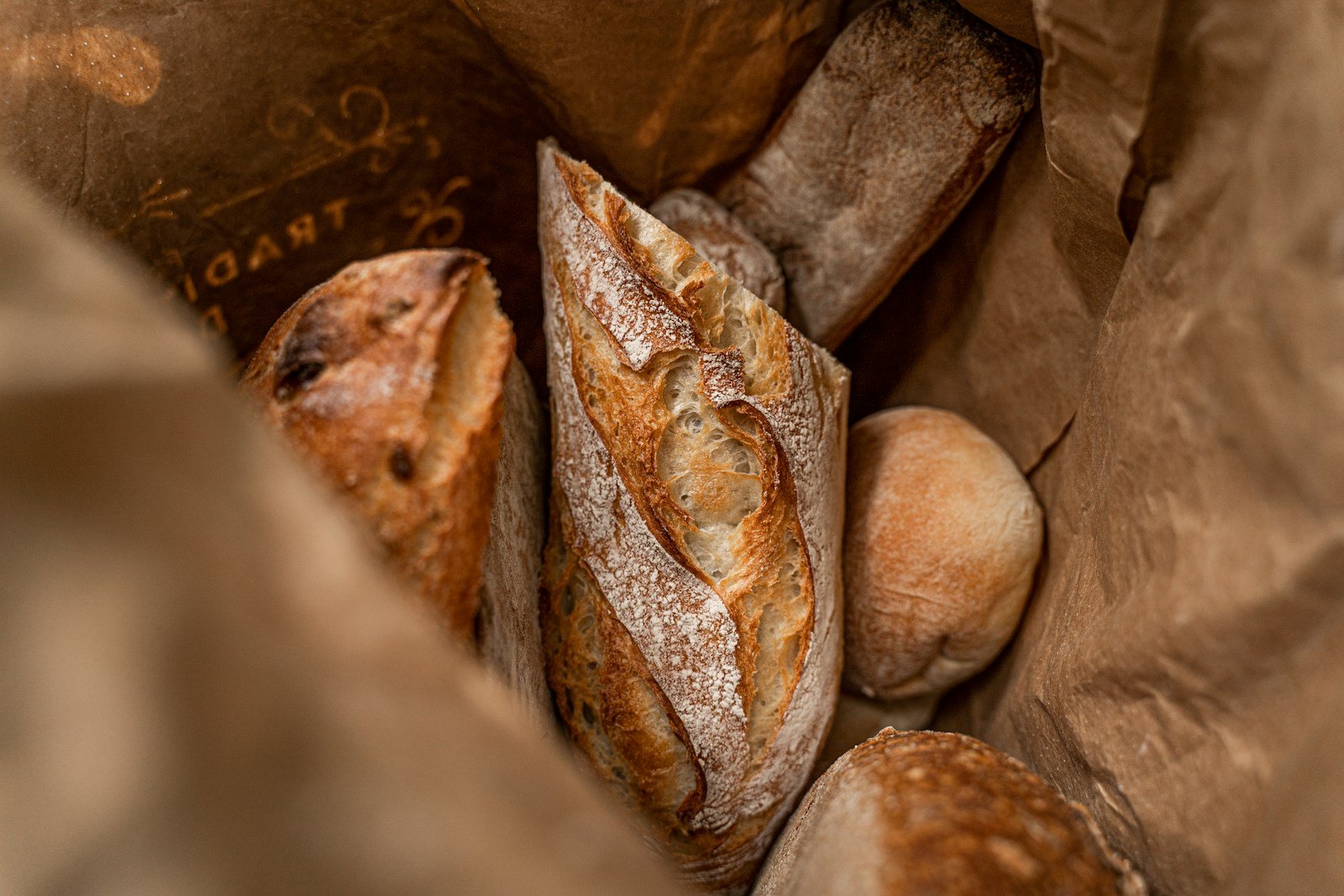 Baguettes dorées en fin de cuisson dans un four