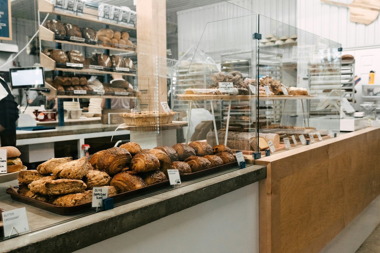 Baguettes et pains rangés derrière le comptoir d'une boulangerie