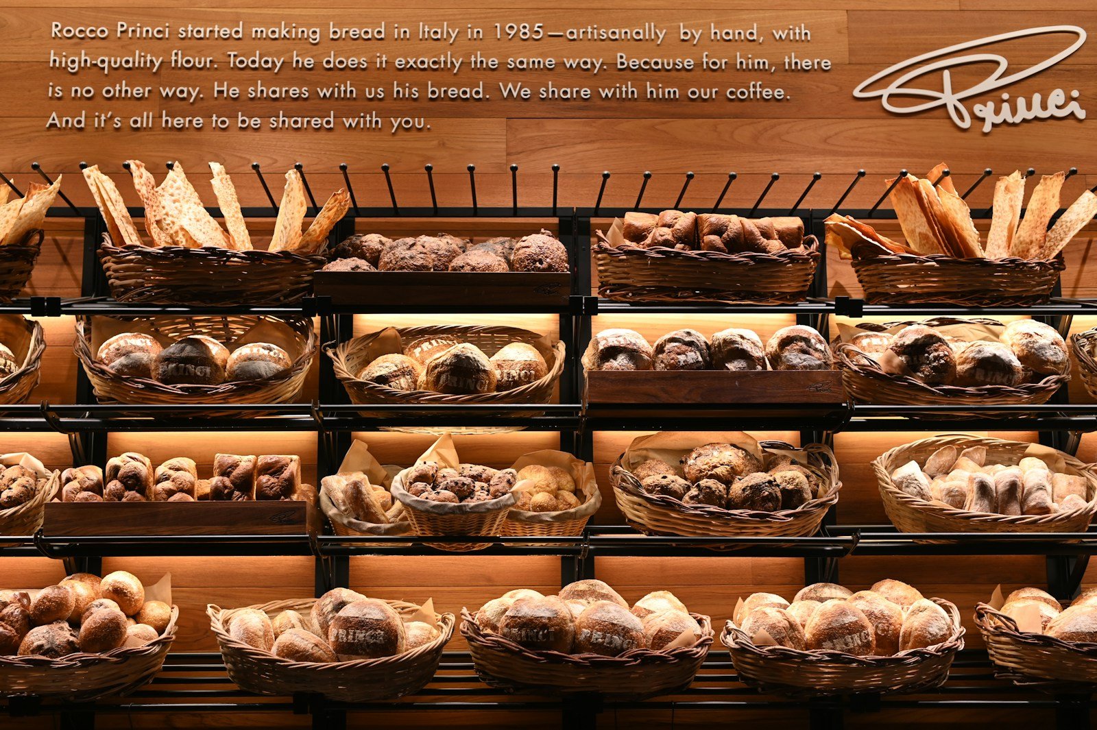 Baguettes précuites pâles alignées sur une plaque avant leur passage au four