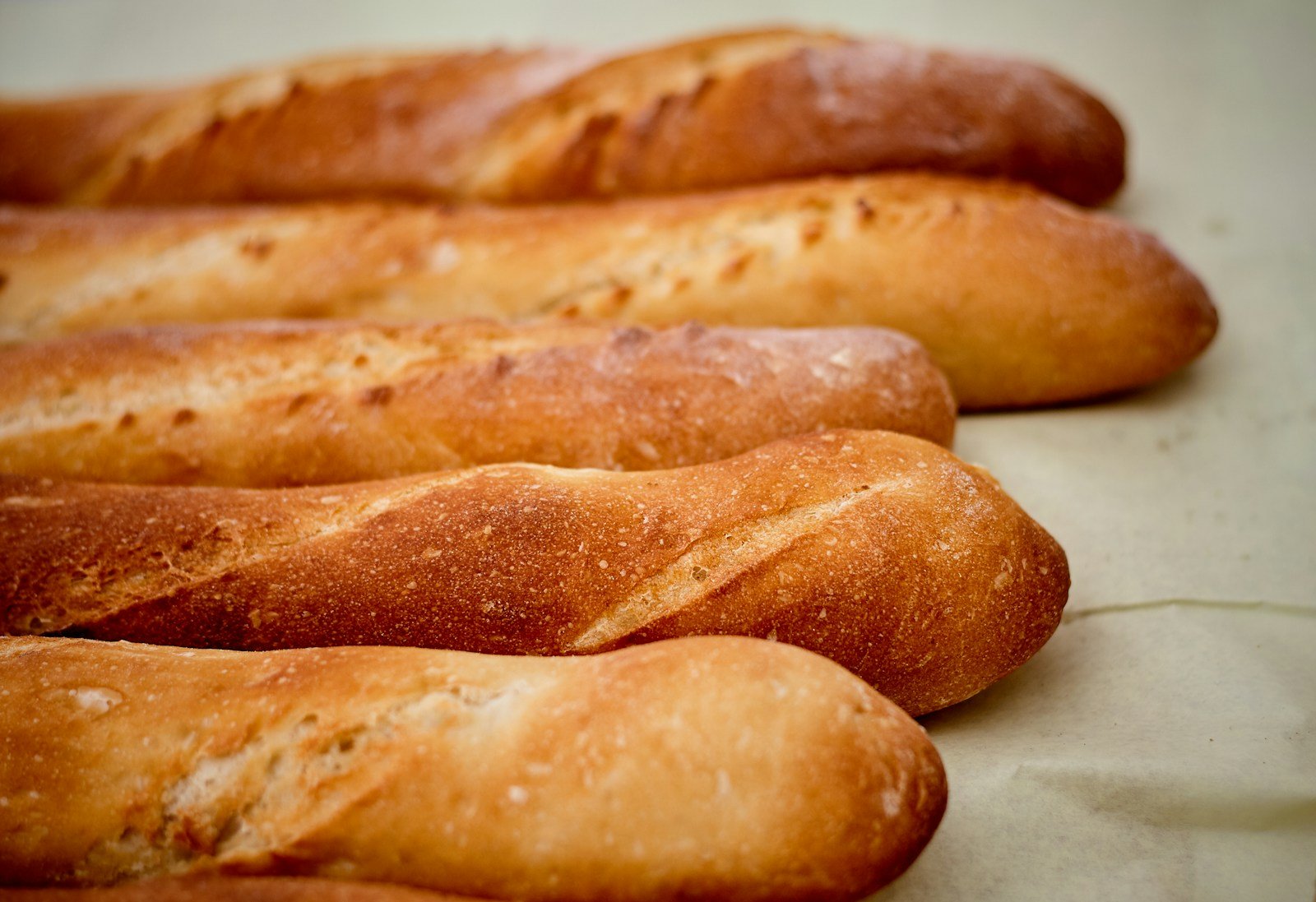 Baguettes qui sortent du four d'une boulangerie