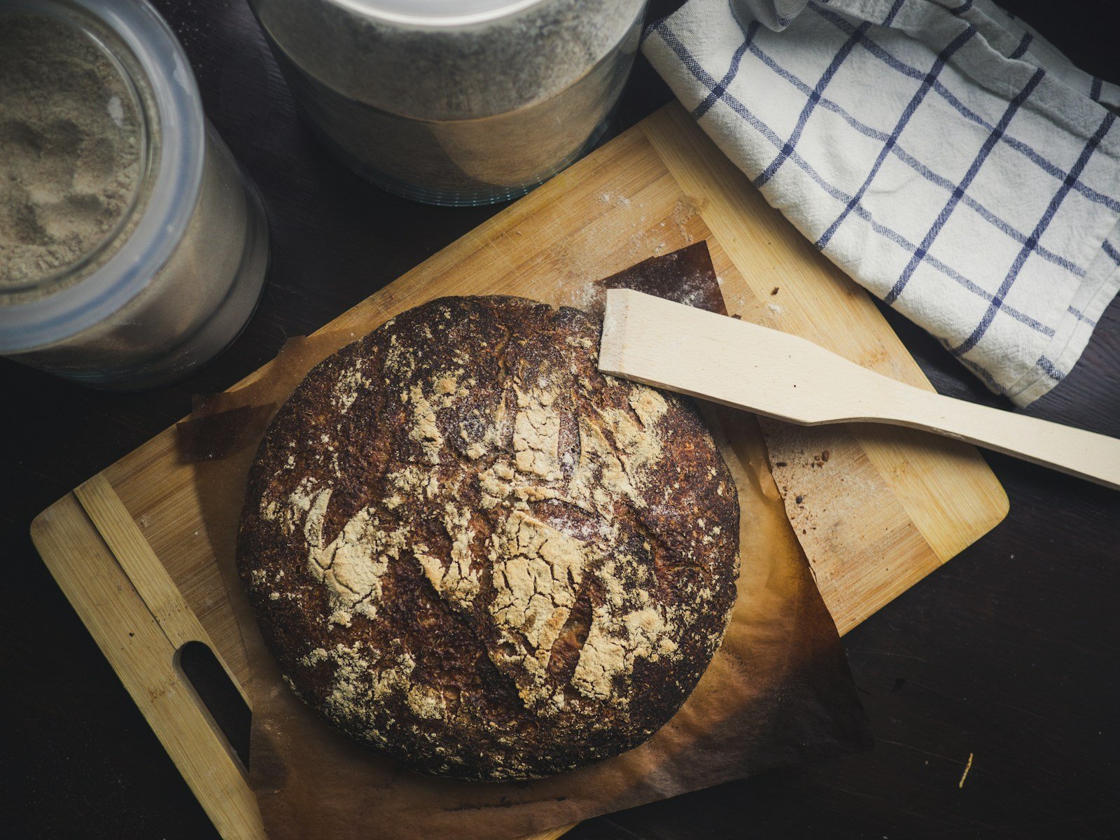 Bocal de levain naturel entretenu sur un plan de travail