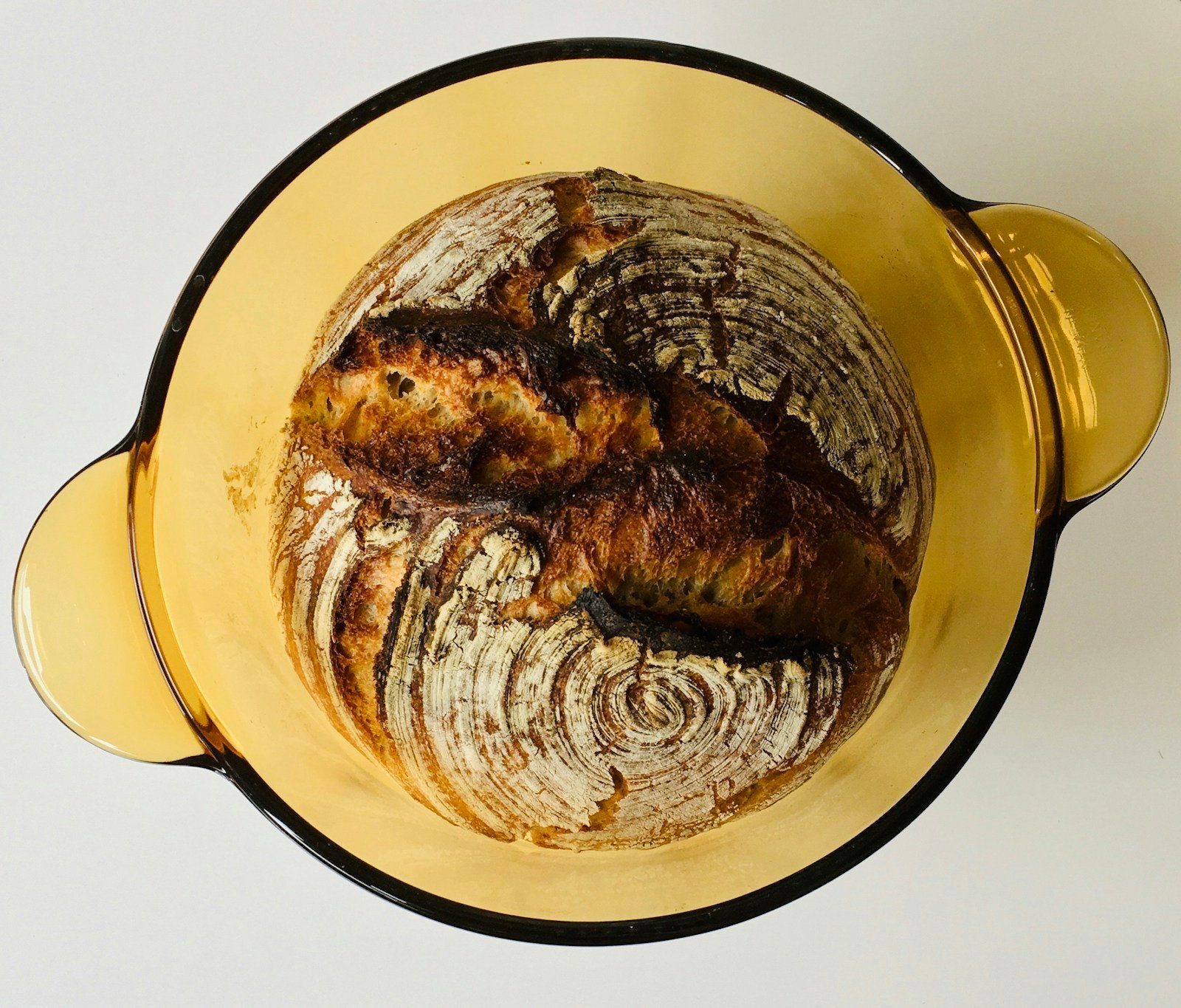 Bocal en verre contenant un levain, couvercle posé sans être vissé