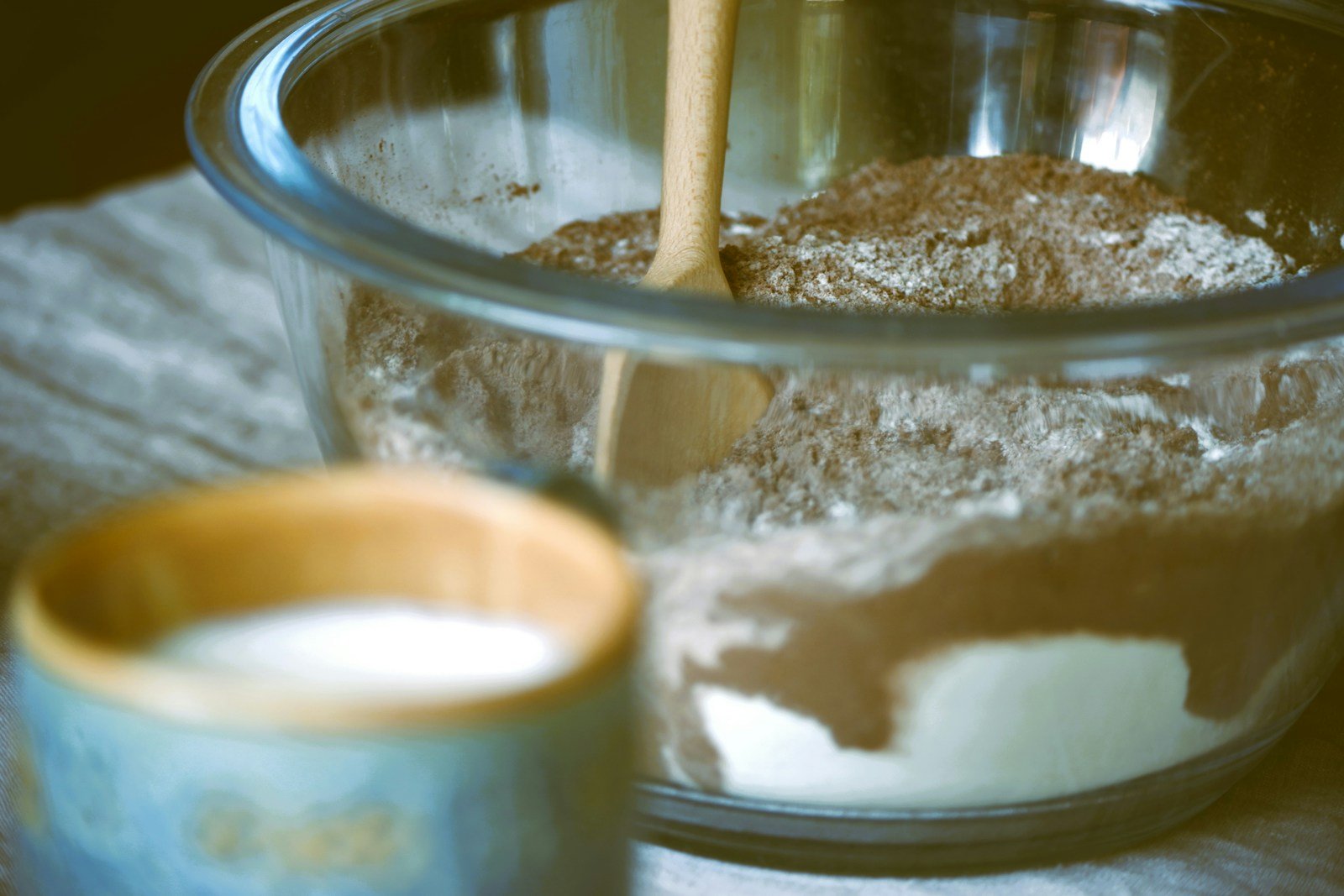 Bol de farine de sarrasin pour démarrer un levain sans gluten