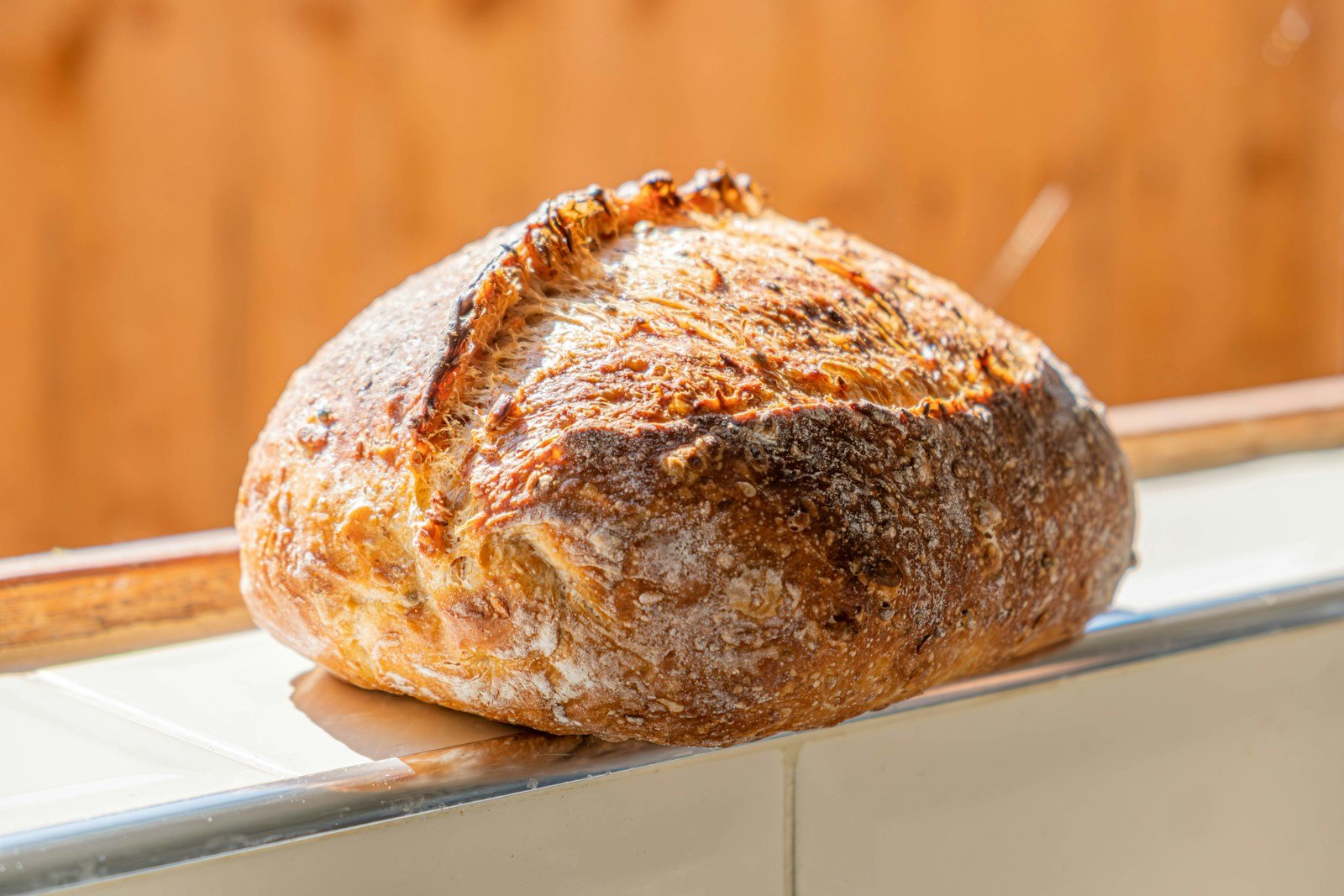 Boule de pâte au sarrasin sur un plan fariné