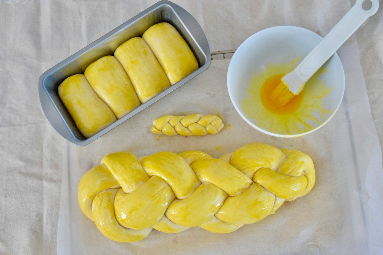 Brioche tressée avant cuisson sur une plaque