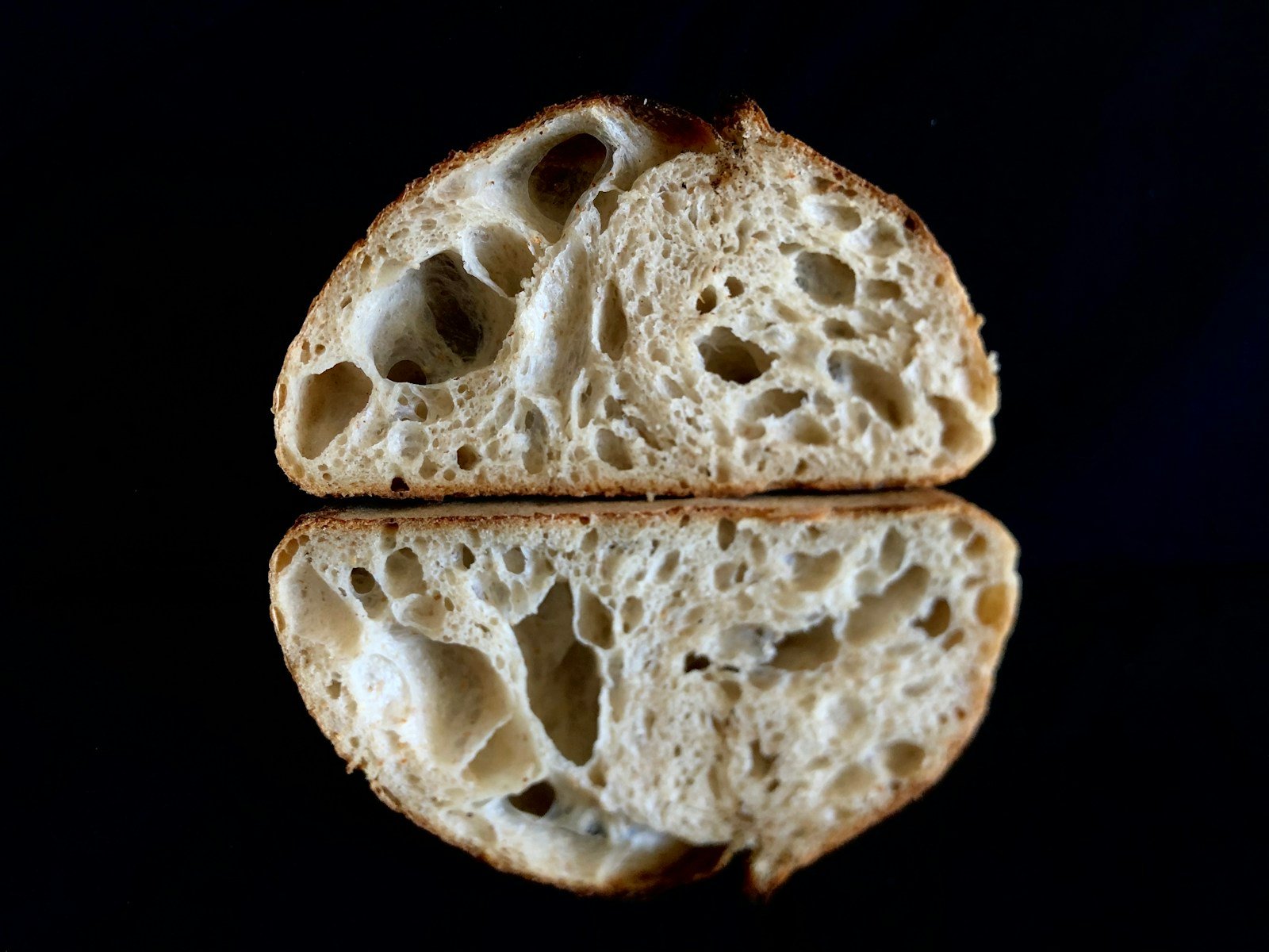 Comparaison de deux mies de pain, l'une ouverte et l'autre serrée