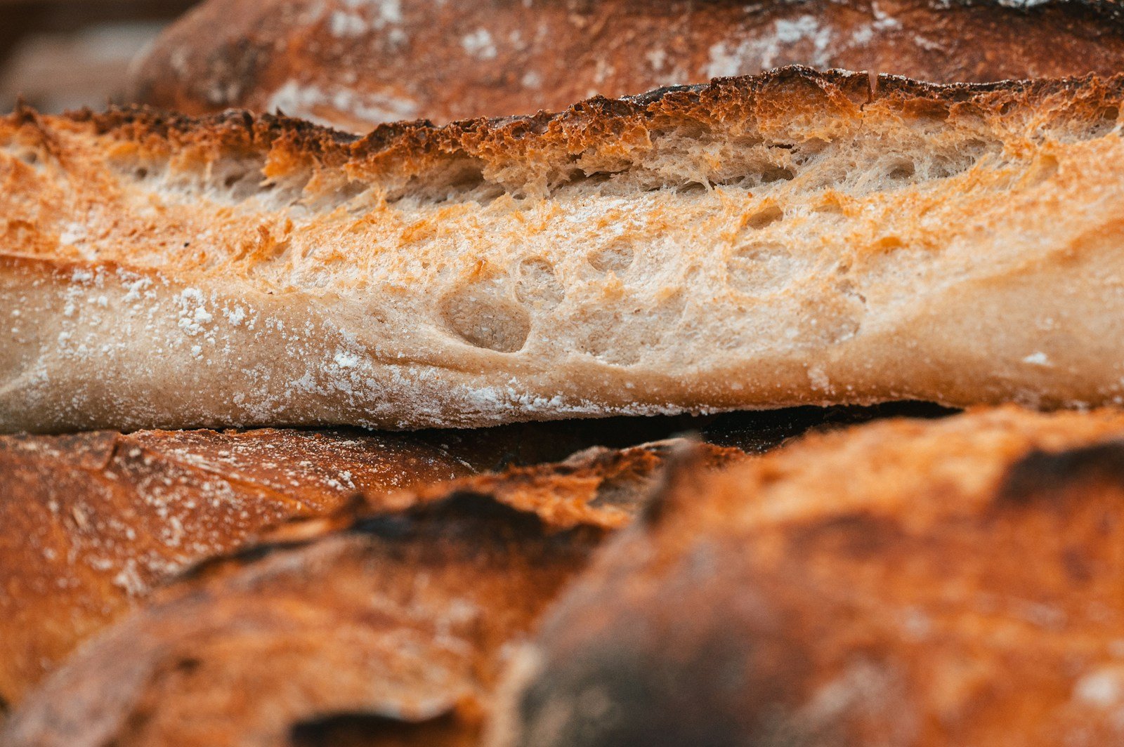 Croûte dorée d'un pain artisanal, image de la générosité dans bon comme le pain