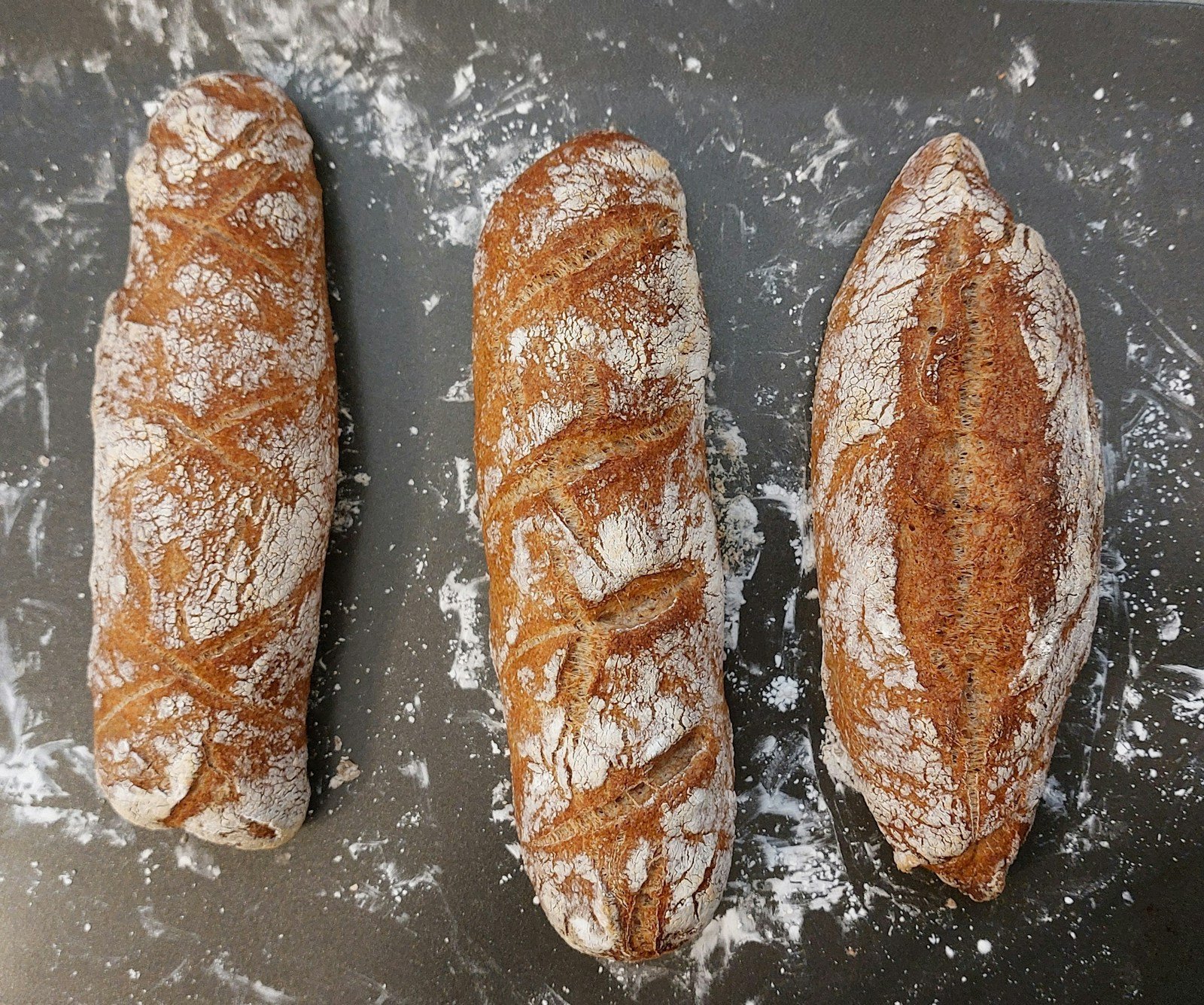 Croûte dorée et grignes ouvertes d'une baguette
