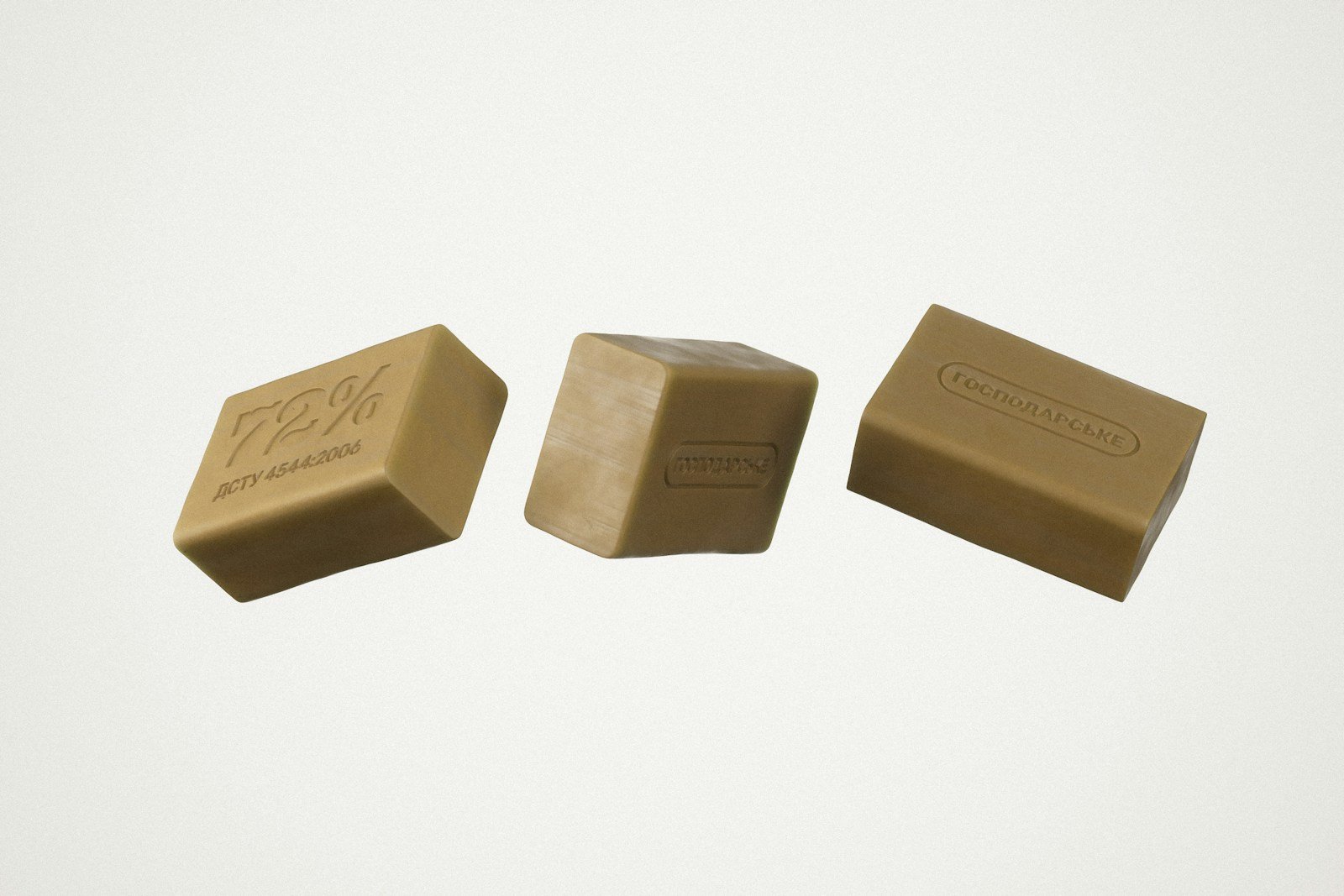 Cube de levure fraîche émietté à côté d'un sachet de levure sèche