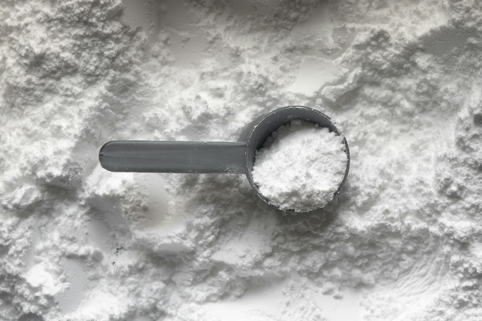Cuillère de psyllium en poudre à côté d'un bol