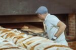 Des baguettes en fin de cuisson dans un four de boulangerie Des baguettes en fin de cuisson dans un four de boulangerie