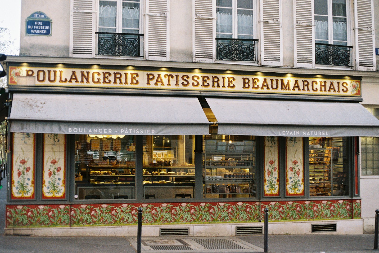 Devanture d'une boulangerie parisienne avec sa vitrine de pains