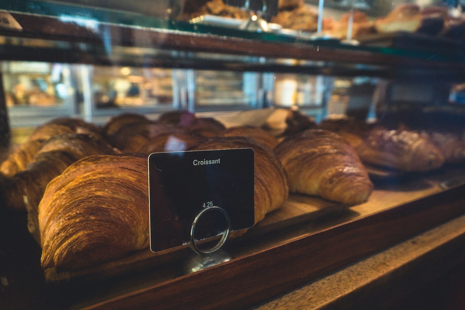 Étagère de miches de pain dans une boulangerie artisanale