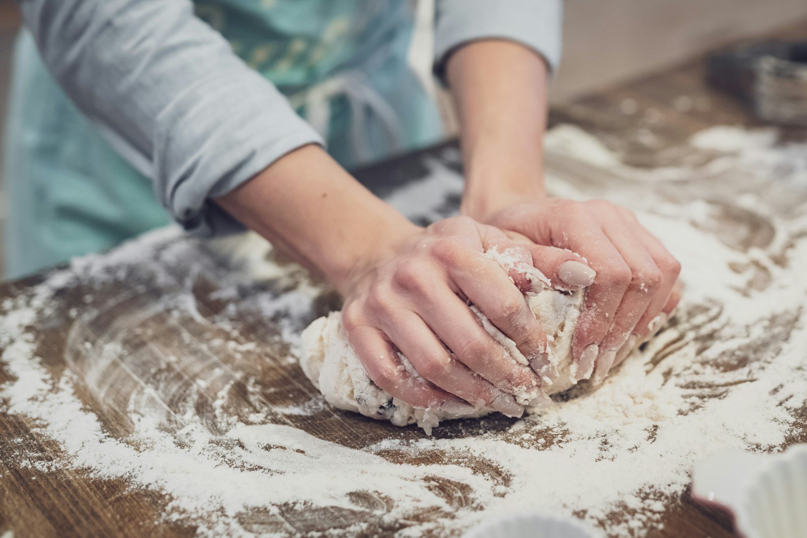 Farine, eau, sel et levure pesés pour la pâte à baguette