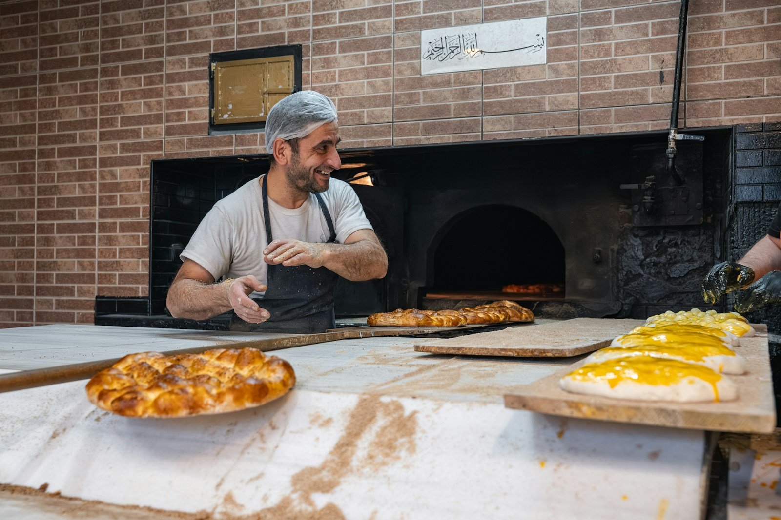 Focaccia dorée sortant du four, croûte croustillante