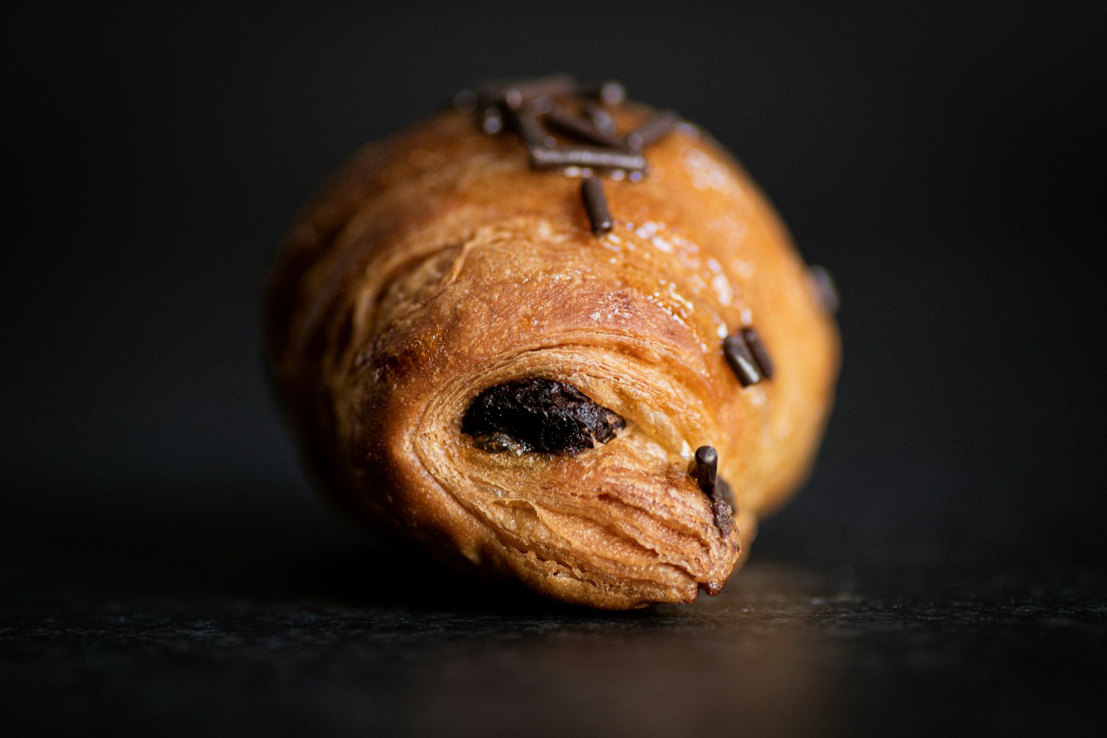 Gros plan sur le feuilletage d'une viennoiserie au chocolat