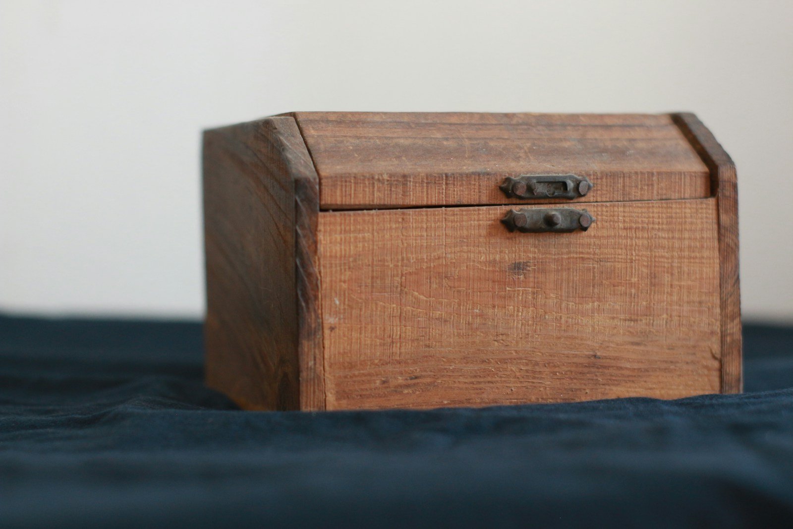 Huche à pain en bois avec une miche entamée