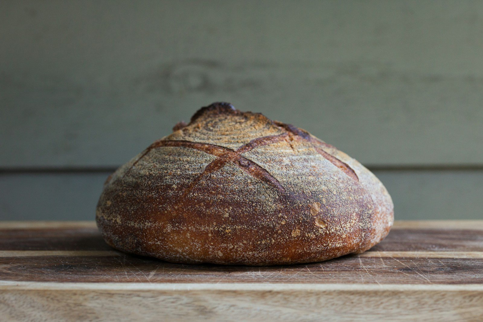 Lame de rasoir incisant un pâton au levain sorti du froid