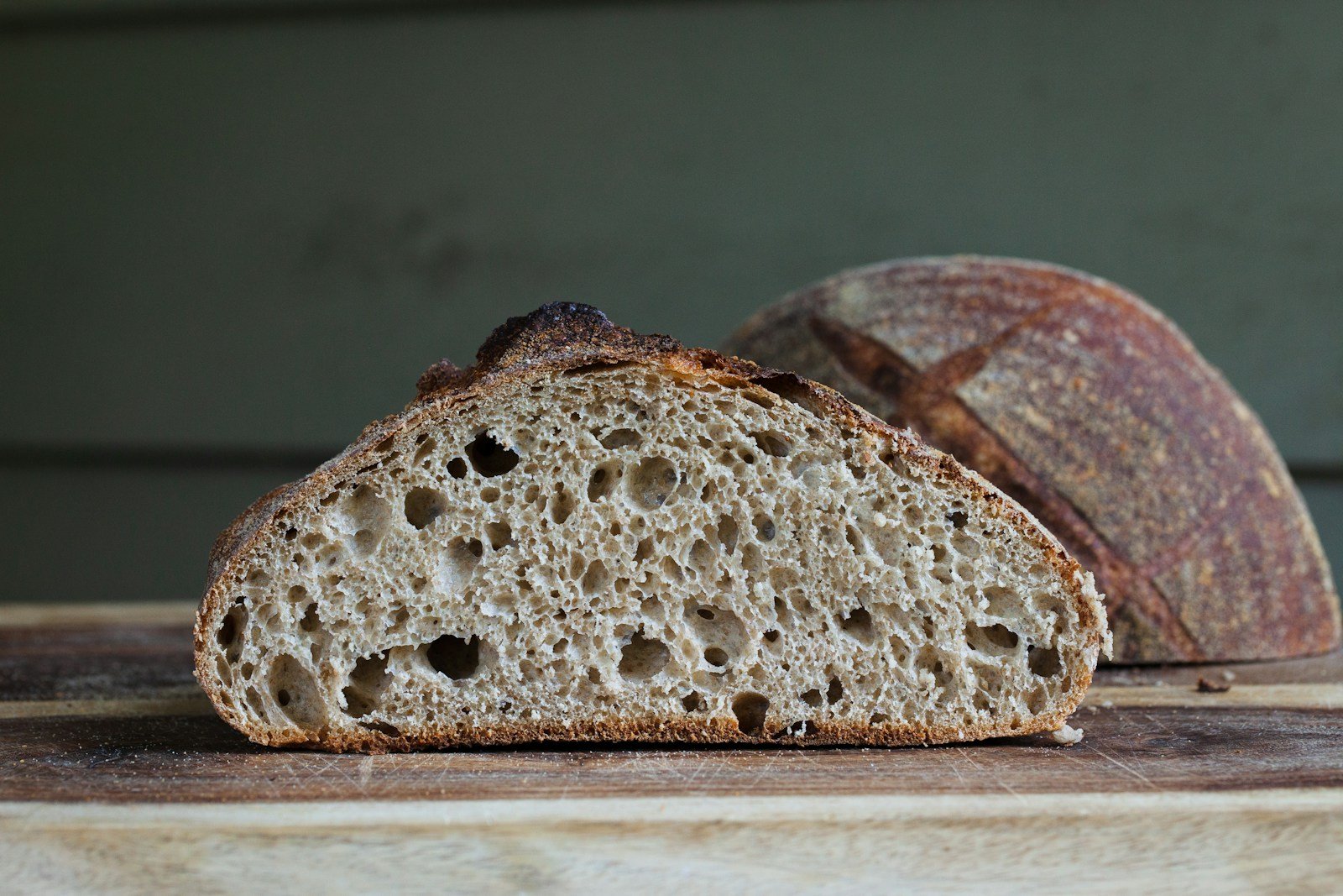 Levain naturel en bocal de verre en pleine activité fermentaire