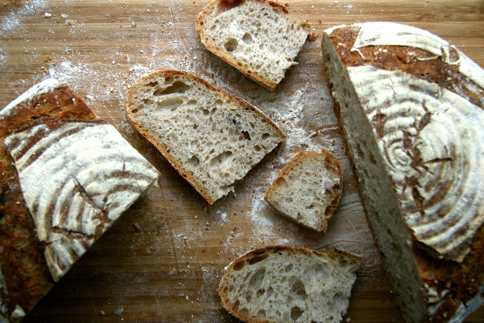 Miche de pain de campagne farinée à la croûte dorée