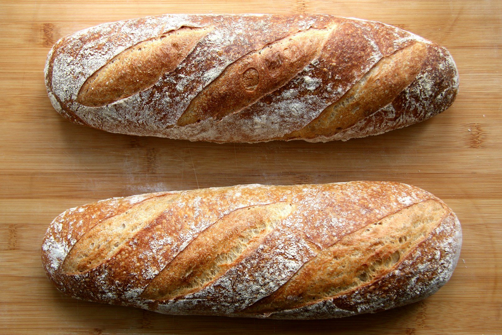 Miche de pain de seigle à la croûte foncée