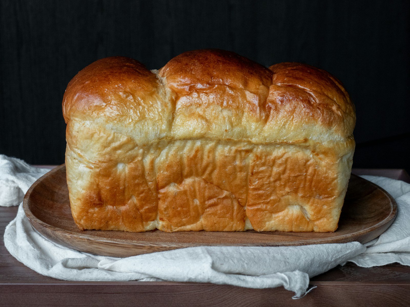 Mie filante et dorée d'une brioche tranchée