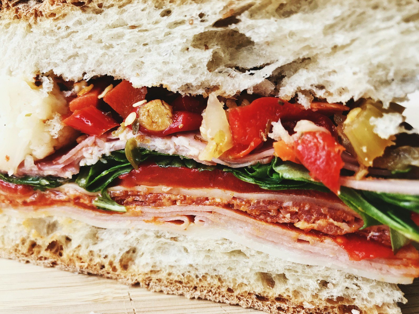 Pain arabe ouvert et garni pour un sandwich