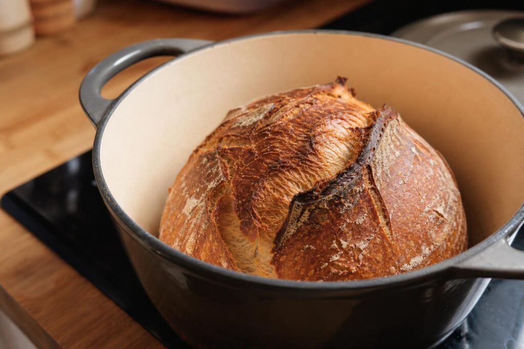 Pain au levain à croûte brune sorti d'une cuisson en cocotte