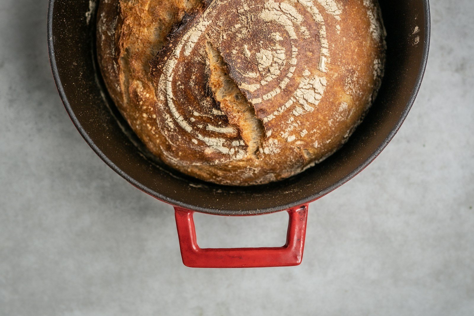 Pain au levain cuit en cocotte de fonte, croûte brune