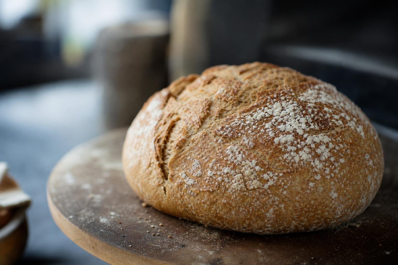 Pain complet maison en boule, à la farine intégrale T150, posé sur une pierre à four