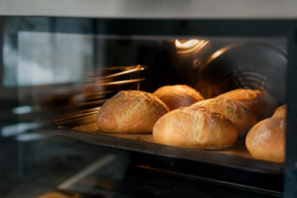 Pains dorés en cours de cuisson dans un four