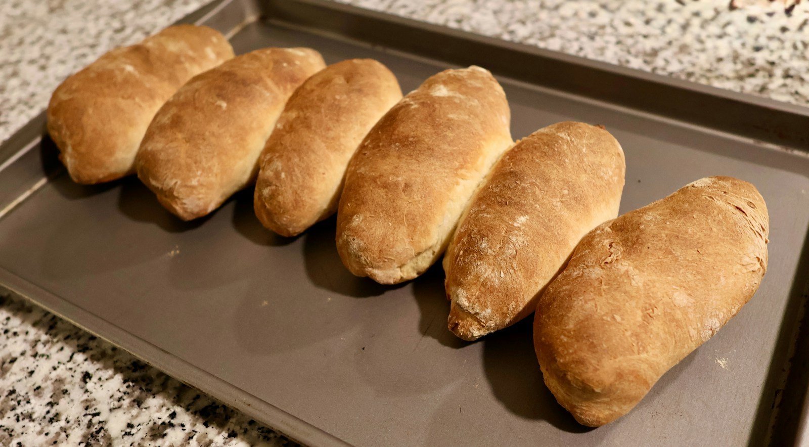 Pains viennois dorés alignés, forme allongée façon sandwich