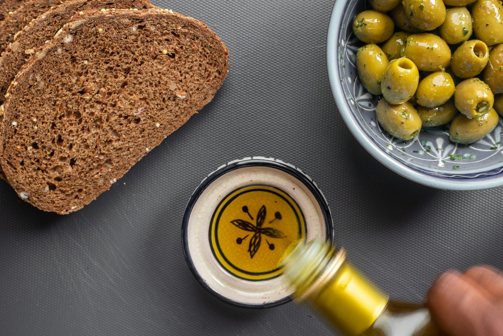 Pâte à focaccia très hydratée, arrosée d'huile d'olive, dans un saladier
