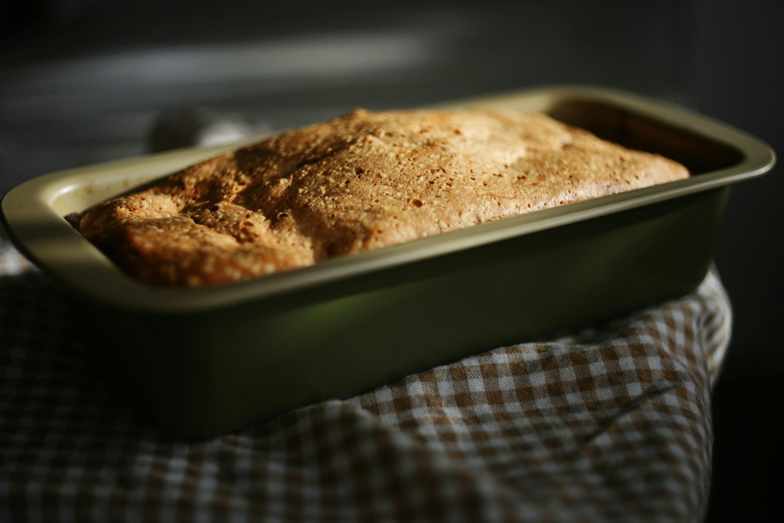 Pâte à pain cétogène versée dans un moule à cake