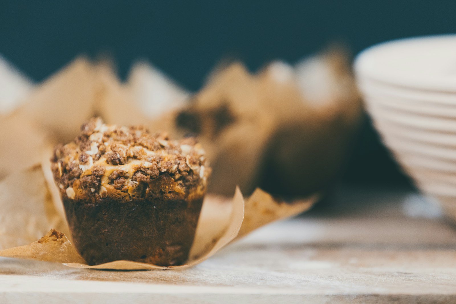 Pâton au levain reposant dans un banneton en osier fariné