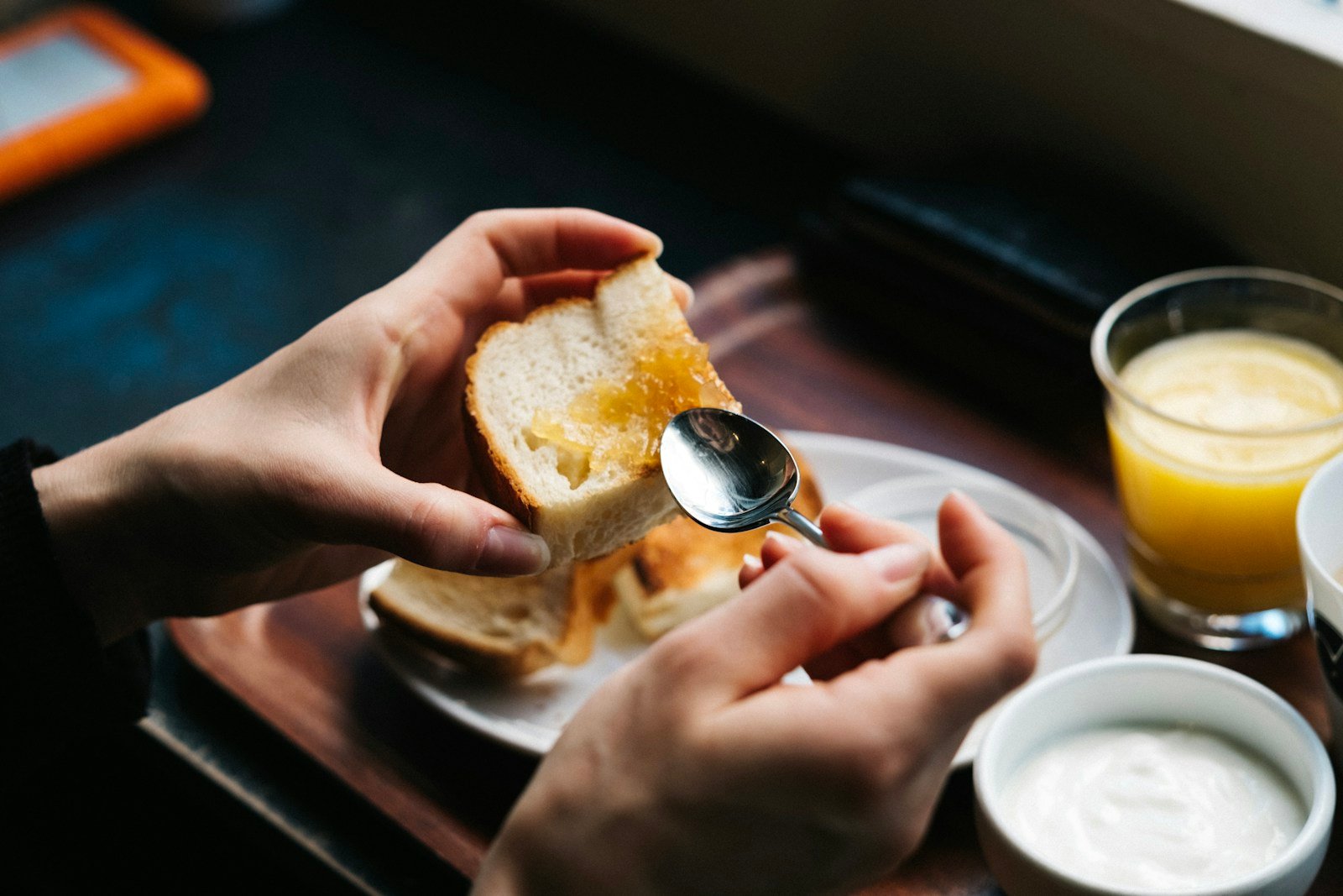 Petit-déjeuner avec tranches de pain et beurre