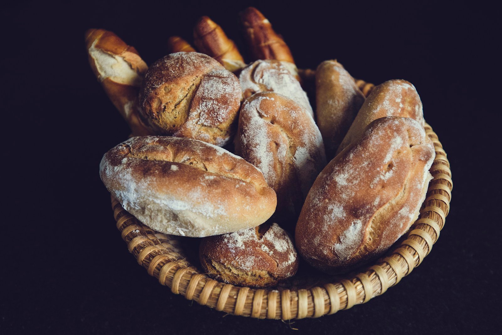 Petits pains frais dans un panier, comme dans l'expression se vendre comme des petits pains