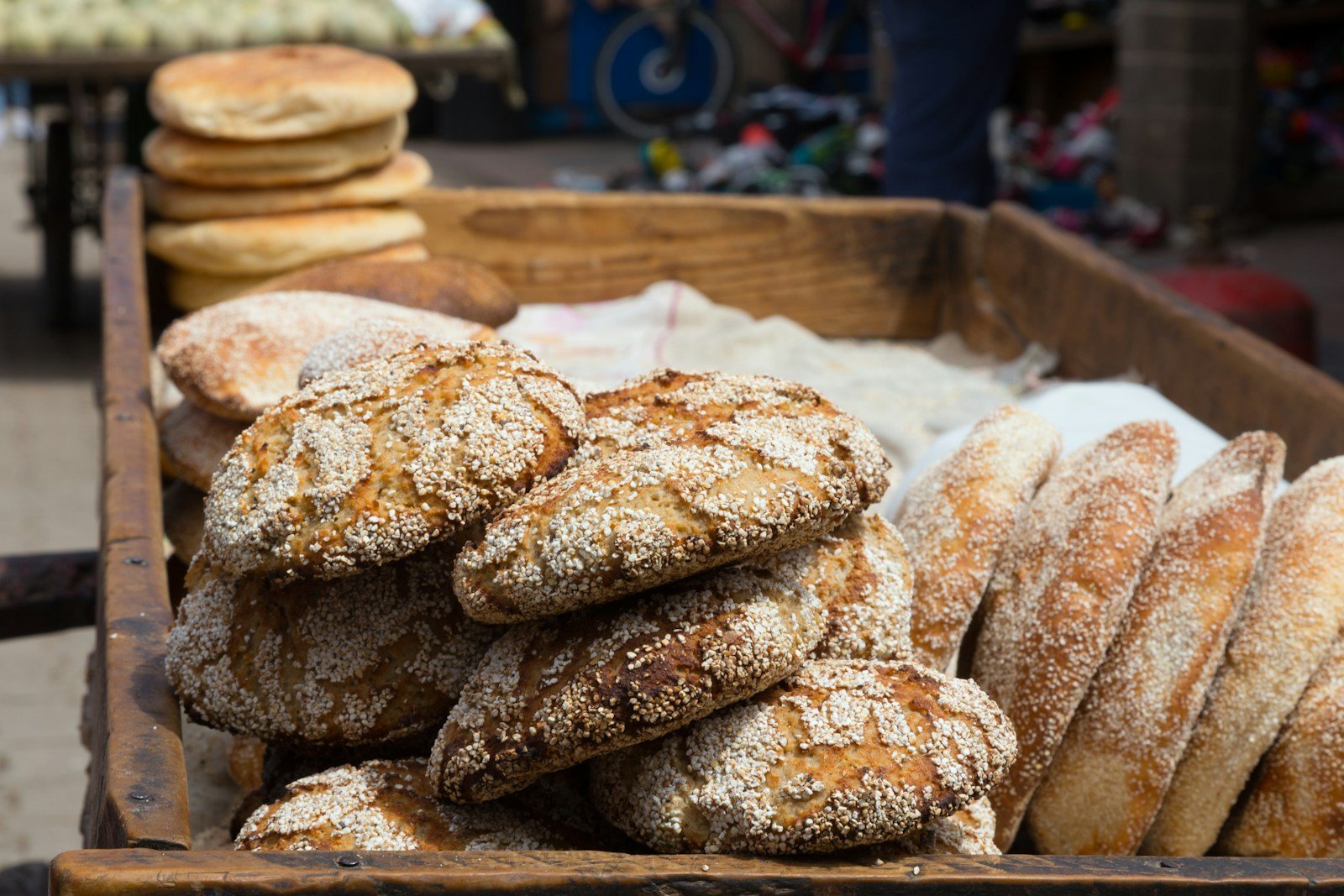 Petits pains marocains ronds posés sur un torchon
