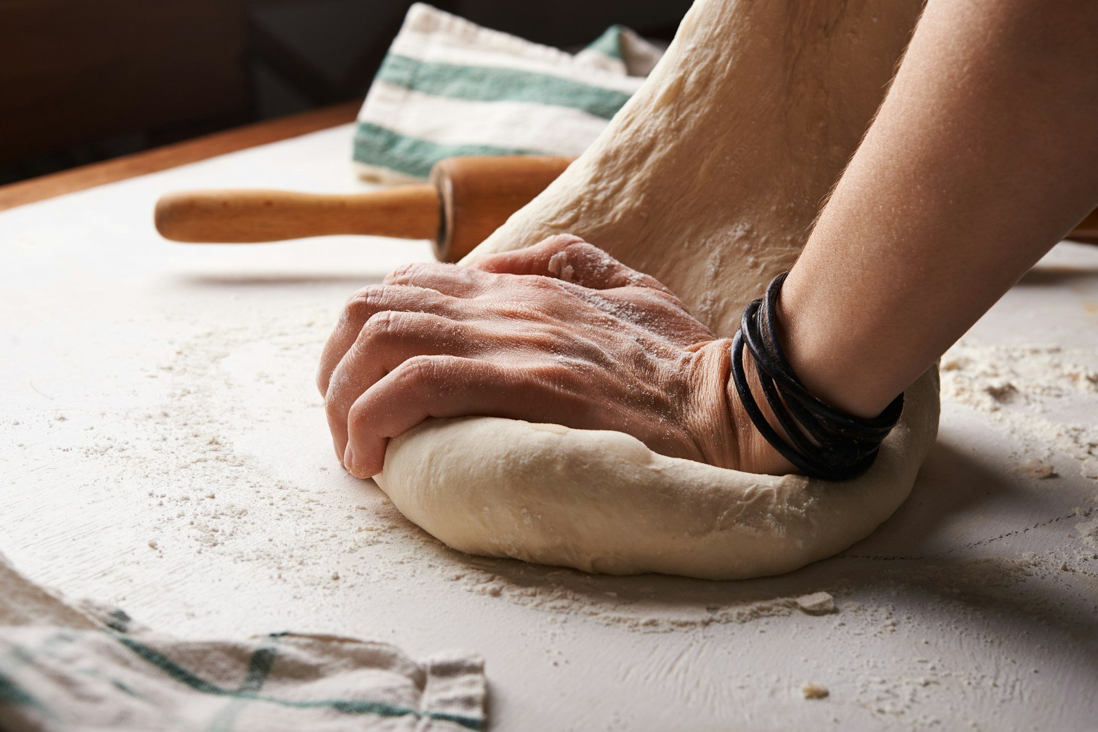 Pétrissage à la main d'une pâte à pain de mie