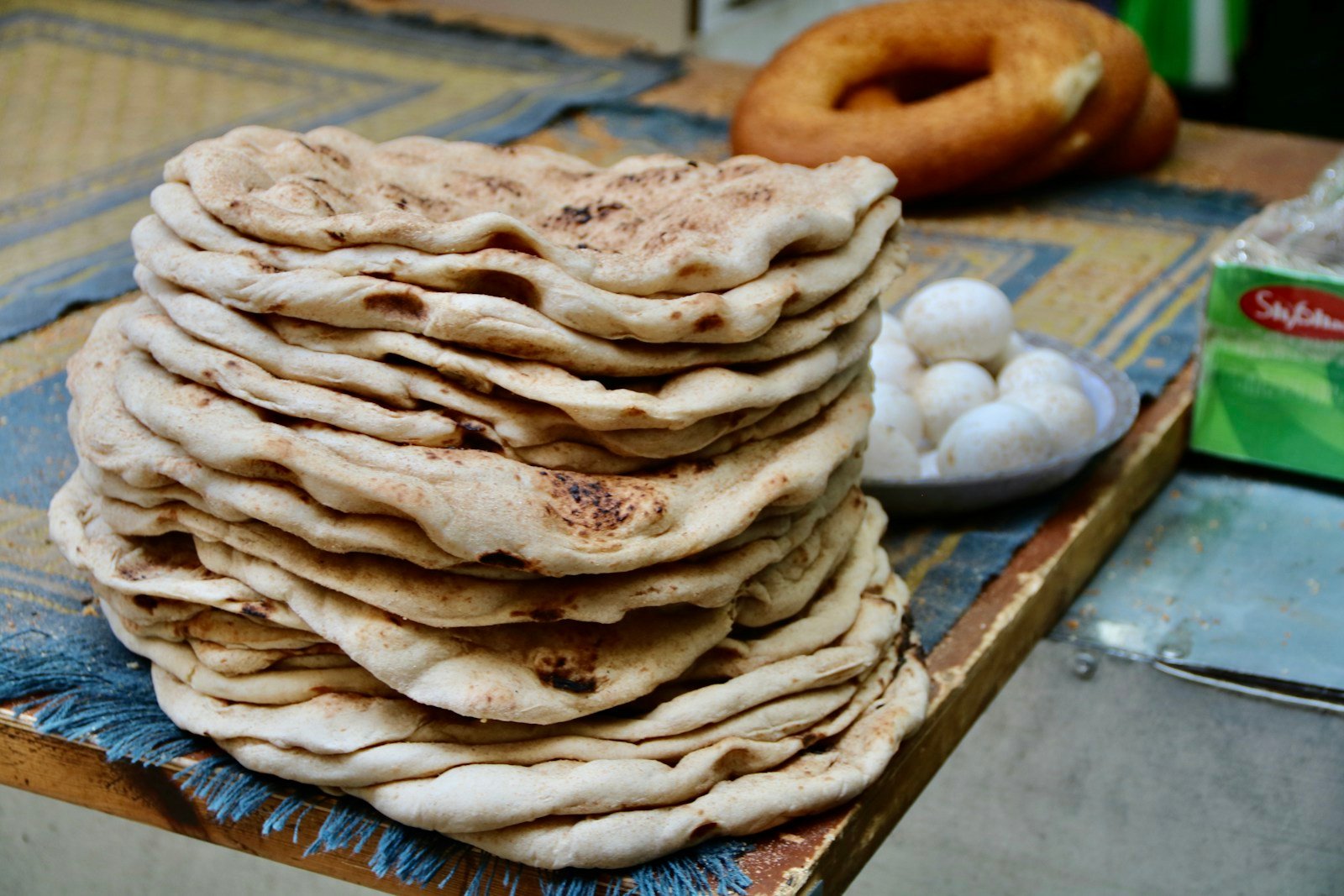 Plusieurs pains arabes ronds tout juste sortis du four