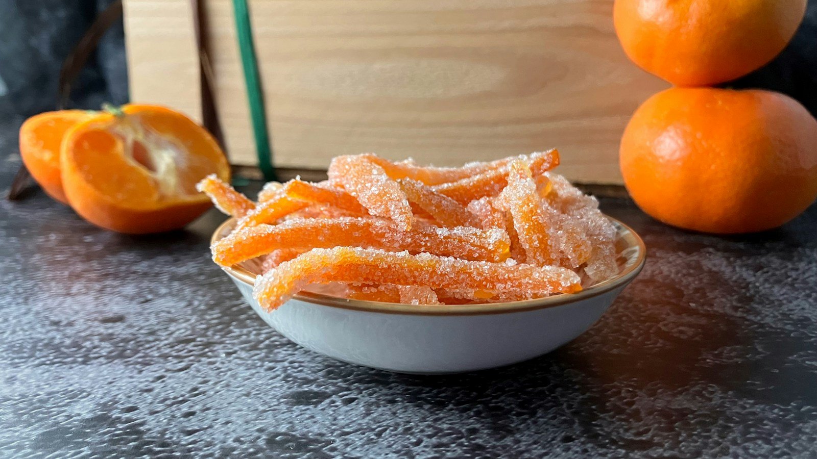 Raisins secs et écorces d'orange confites avant incorporation