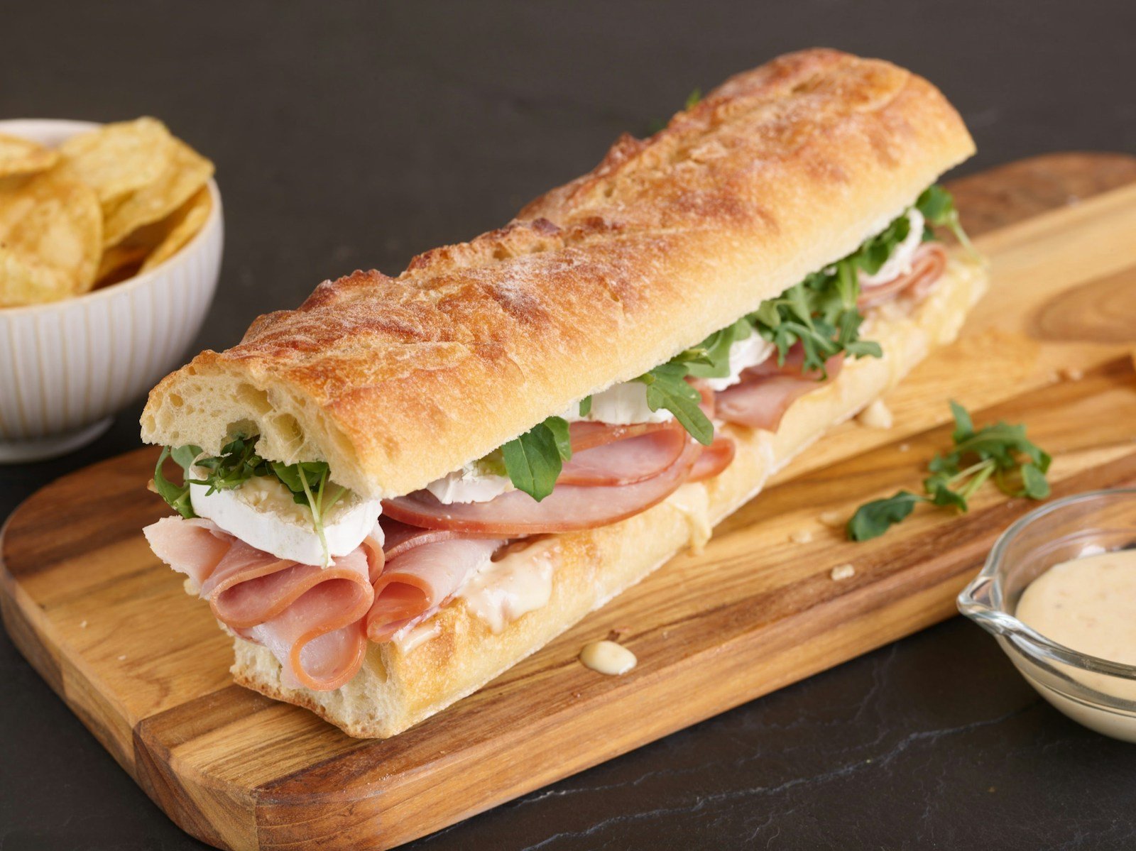 Sandwich jambon-beurre sur baguette, tranché en deux