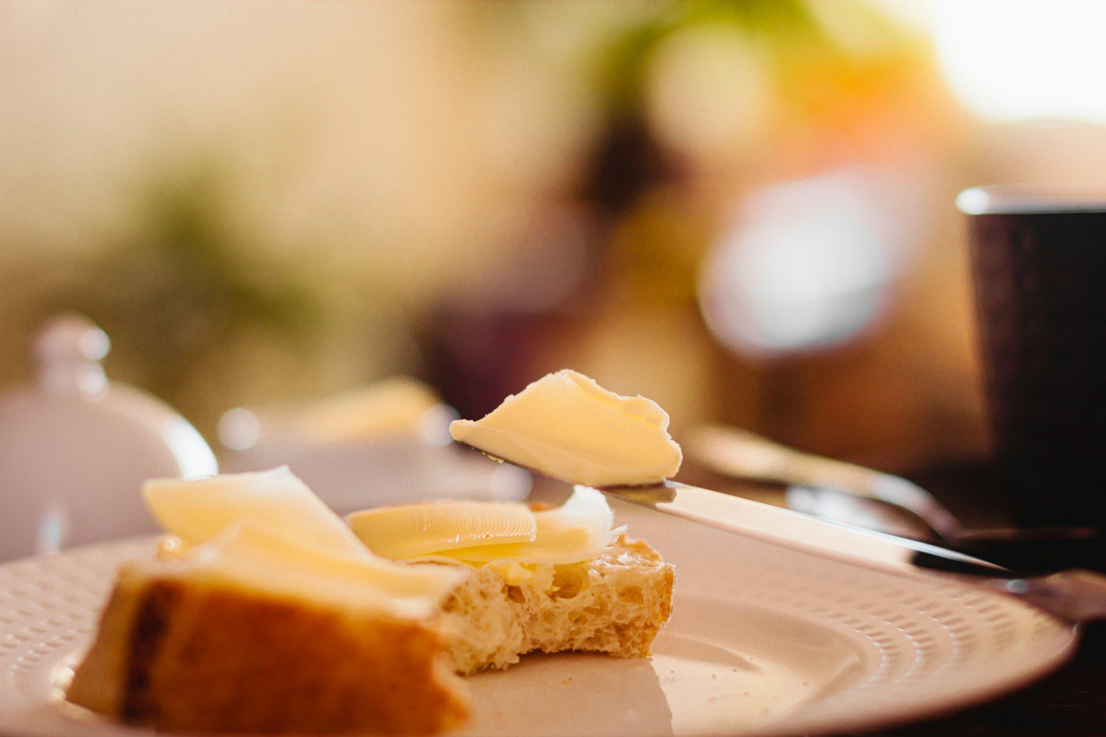 Tranche de pain de seigle beurrée sur une assiette au petit-déjeuner