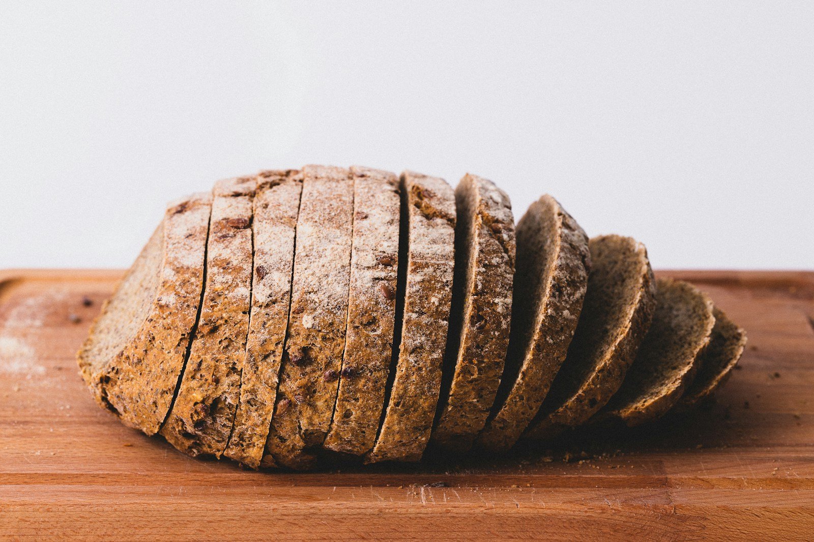 Tranches de pain aux céréales sur une planche