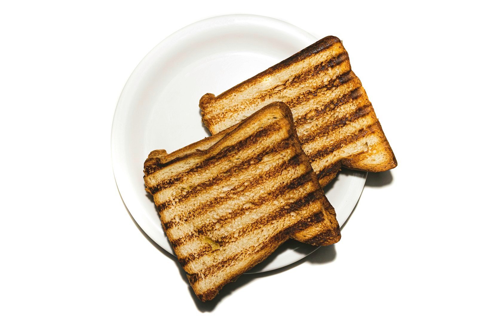 Tranches de pain grillées posées sur une grille