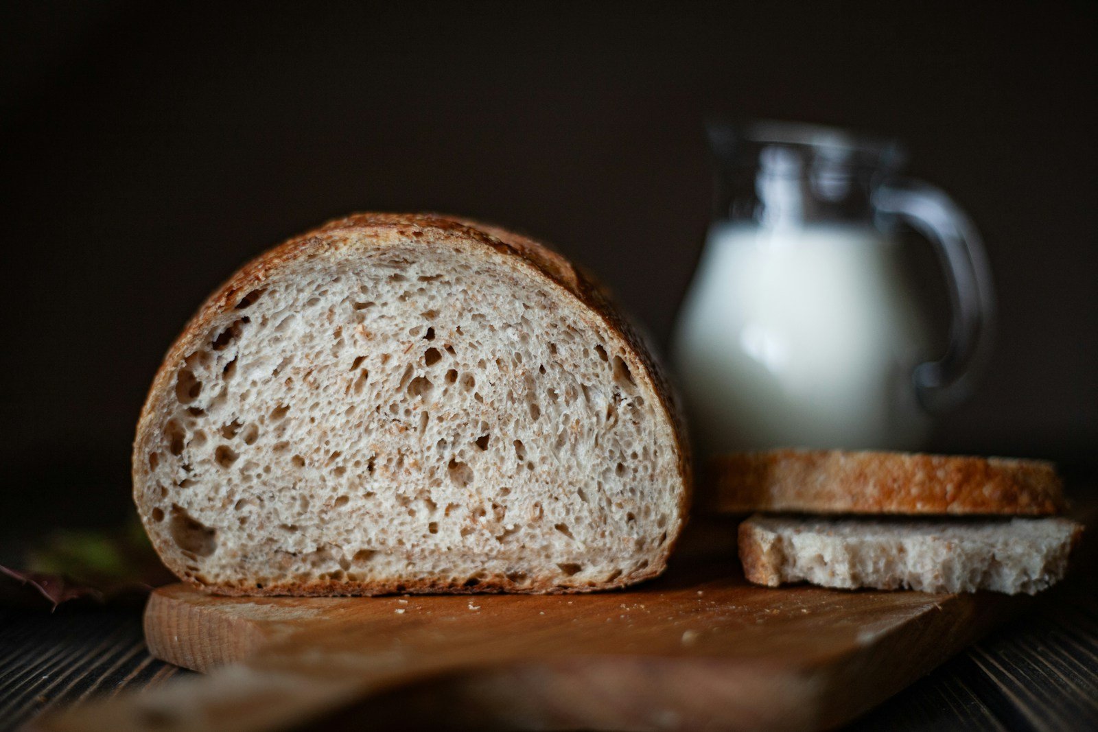 Tranches de pain sur une table en bois au petit-déjeuner