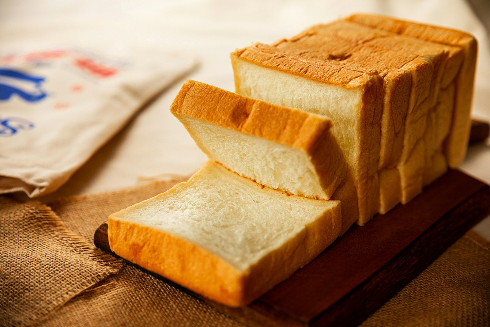 Un cube de levure de boulanger fraîche posé sur un plan de travail fariné